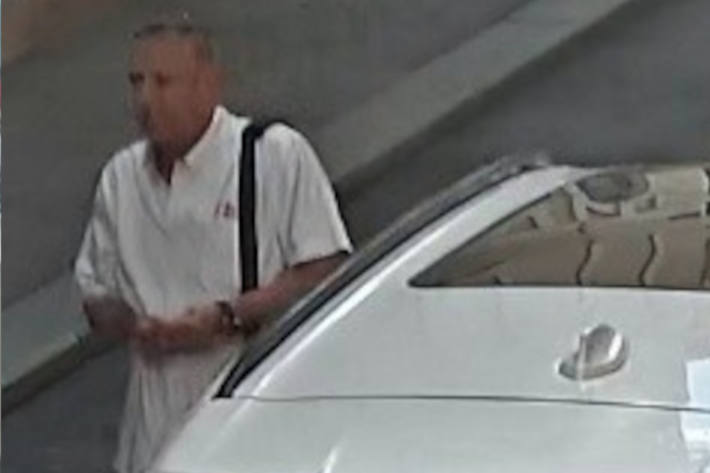 Zwei Täter sollen mit einem weißen Kleinwagen geflüchtet sein. 