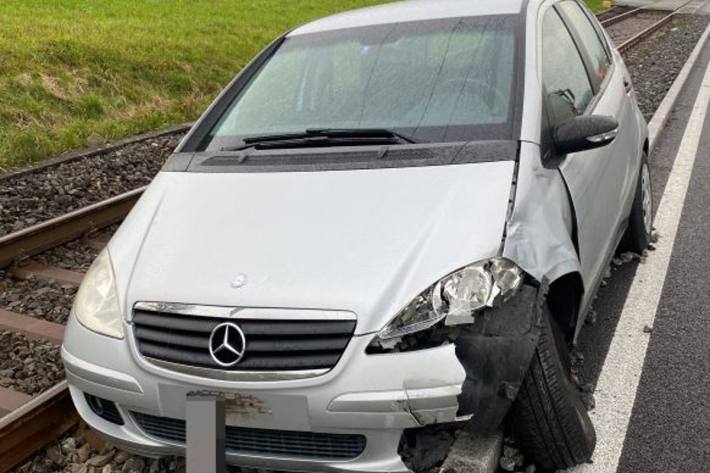 Beim Unfall blieb der Mercedes im Gleisbett stecken.