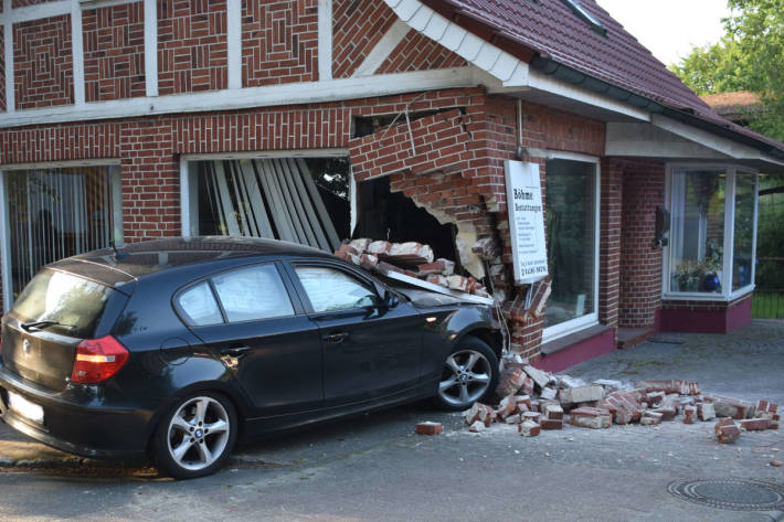 Betrunkener fährt mit Pkw in Fachwerkhaus