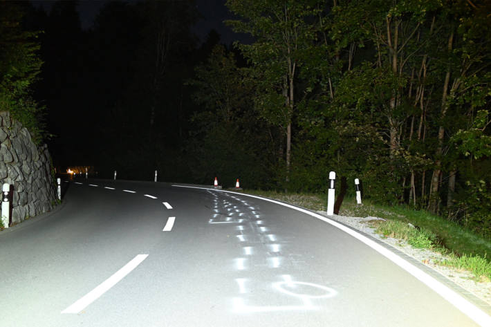 Das Motorrad flog über die Böschung.