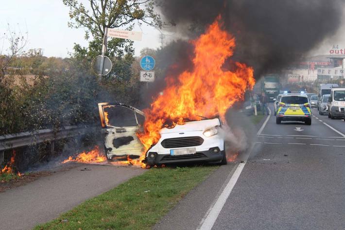 Pkw brennt vollständig aus in Düren
