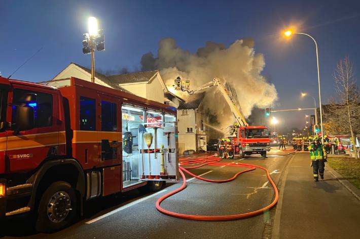 Mehrfamilienhaus in Brand.