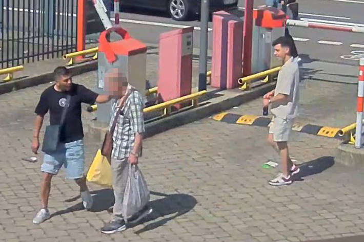Die Täter rissen dem Senior eine Goldkette vom Hals.