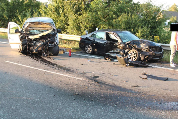 Renault gerät in den Gegenverkehr und verursacht Kollision mit Mercedes