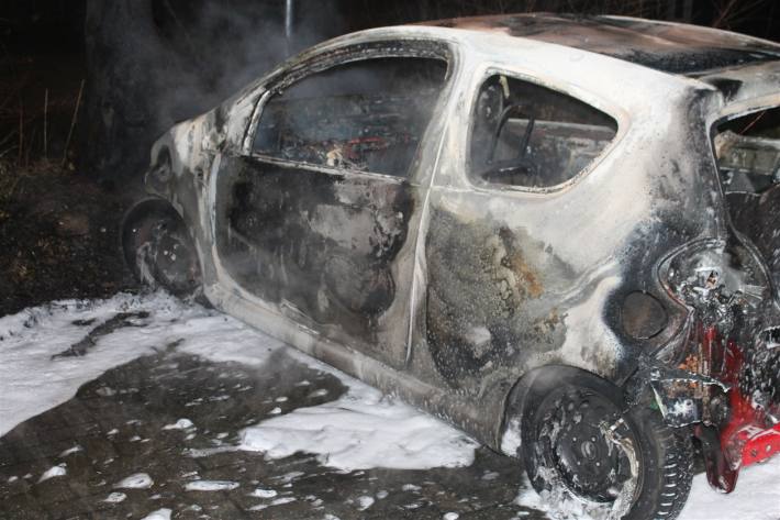 Ein Inferno an der Silostraße: Auto in Vollbrand - Wer hat verdächtige Beobachtungen gemacht?