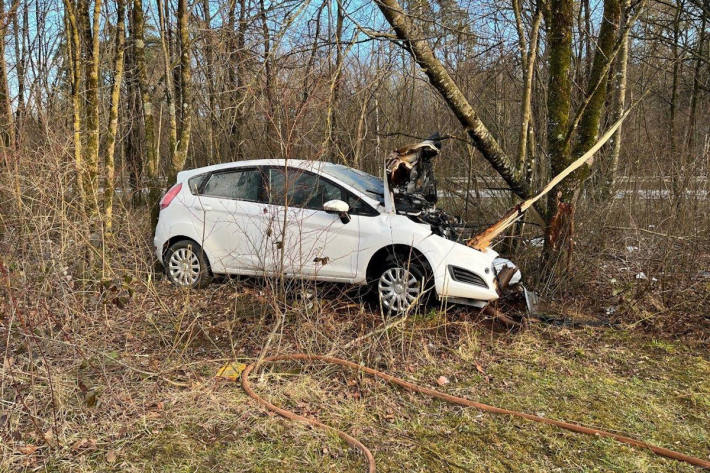 Verunfallter Ford fängt Feuer