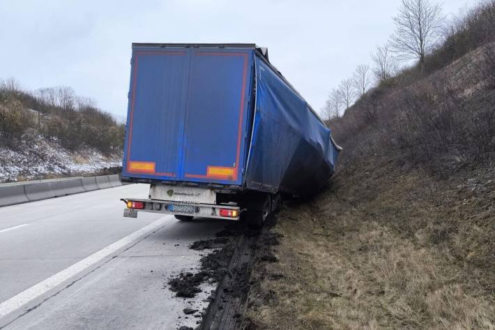 Die Bergungsarbeiten erforderten die Sperrung des rechten Fahrstreifens