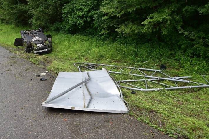 Gegen ein Verkehrsschild geprallt