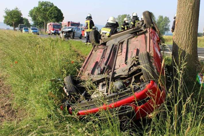 Drei Verletzte und zwei total beschädigte Autos nach Unfall in Blasheim