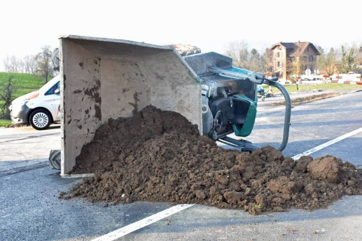 Der Dumper wurde mit Hilfe eines Baggers wieder aufgestellt.