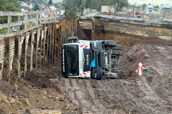Der Lkw geriet in Schieflage und kippte um.