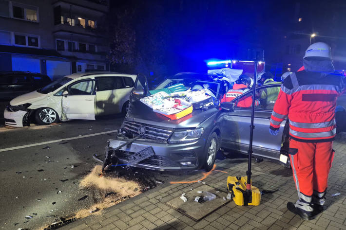 Ein Fahrer wurde eingeklemmt und schwer verletzt.