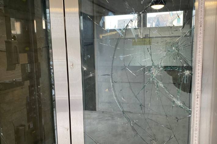 Scheiben vom Schulhaus Sunnegrund in Steinhausen wurden zerstört.