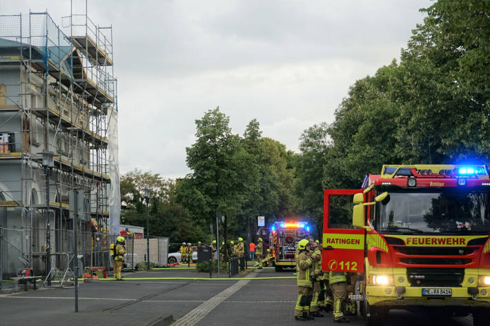 Ein Schwelbrand in der Dachkonstruktion wurde durch Rauchentwicklung entdeckt.