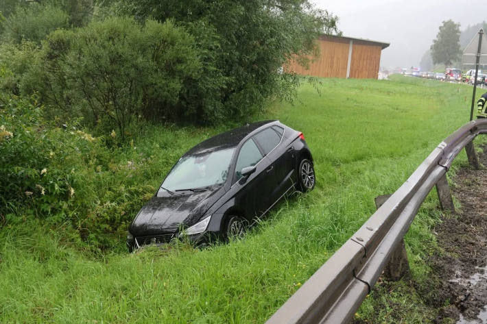 Die Pkw-Lenkerin konnte dem Lkw ausweichen, landete aber selbst im Straßengraben.