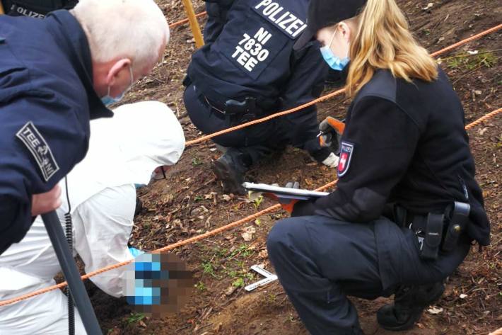 An einer Böschung in der Nähe des damaligen Ablageortes des Tatmotorrades fand die Polizei eine in der Erde vergrabene Waffe