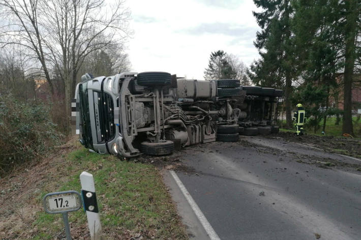 Sattelzug stürzt auf Landesstraße in Drochtersen um