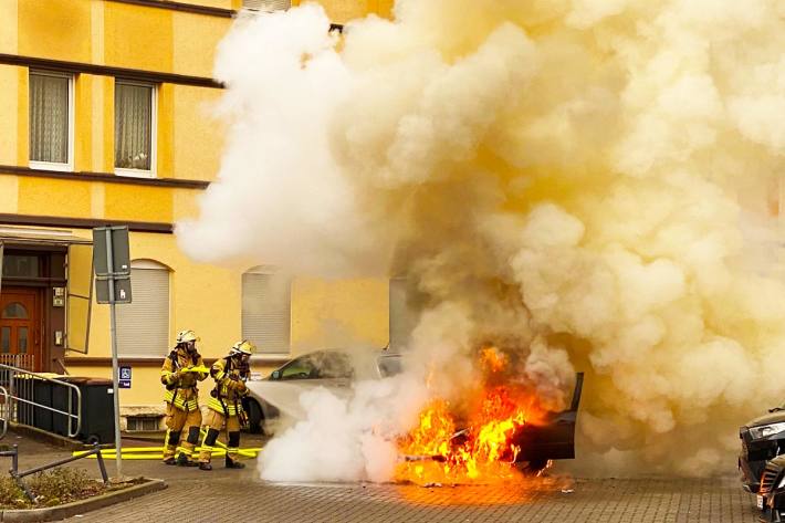 Bei Eintreffen der ersten Kräfte brannte in Frankenthal der Peugeot in voller Ausdehnung