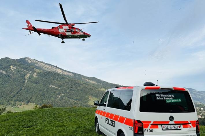 In Arth im Kanton Schwyz hat sich ein Wanderer bei einem Sturz lebensgefährlich verletzt und ist danach im Spital verstorben.