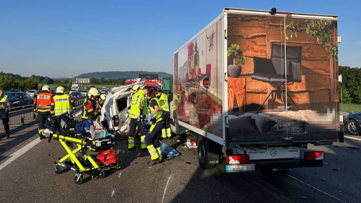 Der Unfall fordert mehrere Verletzte