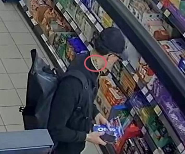Er bedrohte die Angestellten mit einer Schusswaffe.