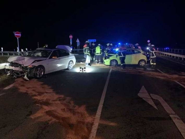 Zwei zum Teil schwer verletzte Autofahrer bei Unfall