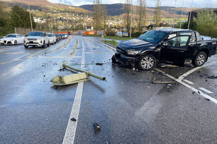 Kollision zwischen Lieferwagen und Personenwagen