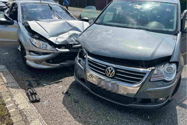 Beide Autos wurden beschädigt
