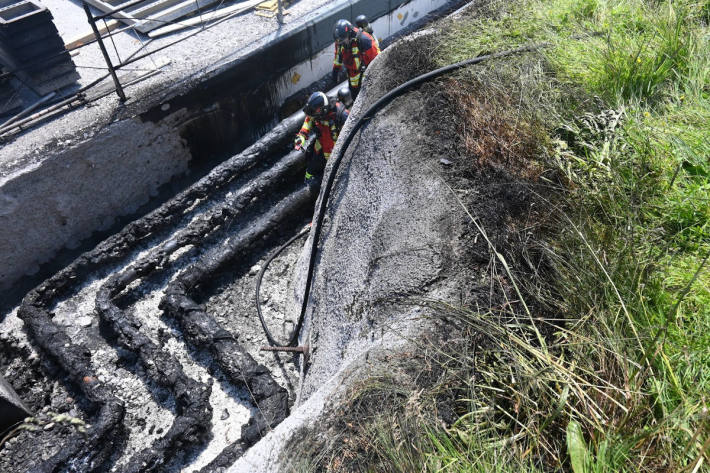 Löscharbeiten des Brandes auf der Baustelle der Primarschule in Mauren