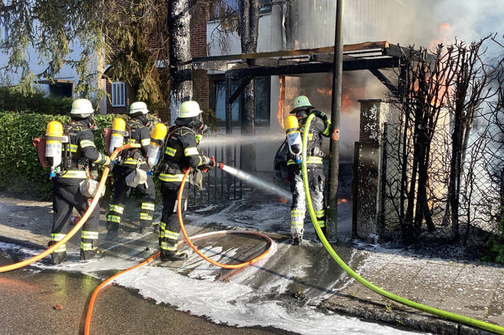 Das Feuer war bereits auf einen Baum und einen Pkw übergegriffen.