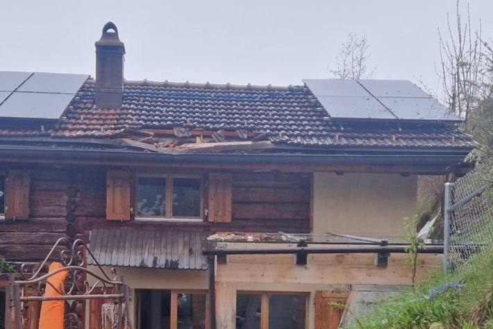 Ein Haus wurde in Mitleidenschaft gezogen.