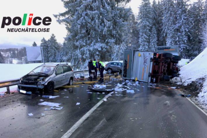 Heftiger Crash auf schneebedeckter Strasse. 