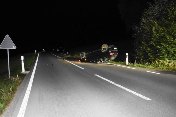 Autofahrerin landet fahrunfähig auf dem Dach bei Uetliburg SG