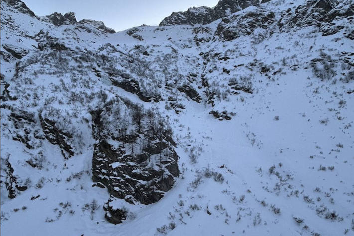 Auf einer Höhe von etwa 2’300 Metern löste sich eine Lawine, die den Skifahrer mehrere hundert Meter mitriss.