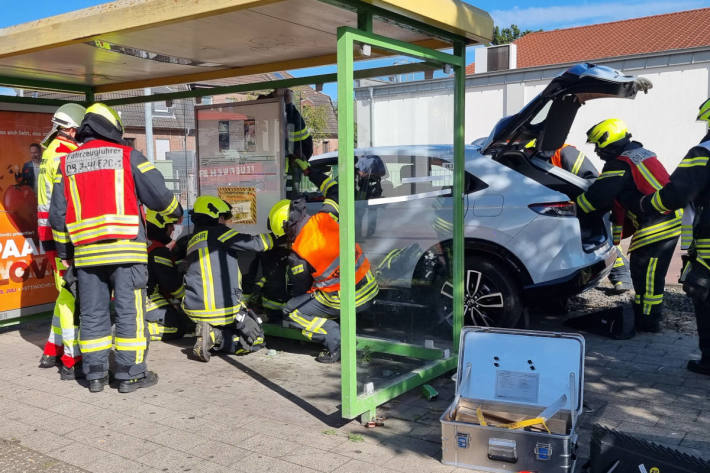 Fußgängerin nach schrecklichem Unfall unter Fahrzeug eingeklemmt