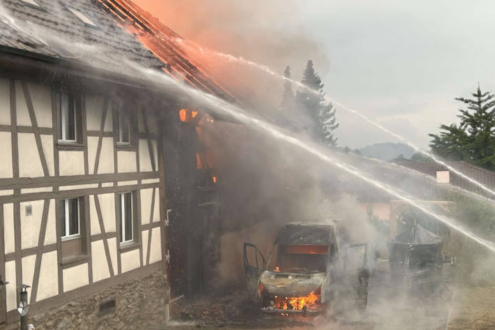 Die Feuerwehr konnte ein Übergreifen auf das Wohnhaus verhindern.