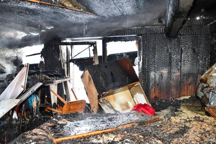 Durch den Brand im Dachstock wurde die Liegenschaft in Alvaneu Dorf stark in Mitleidenschaft gezogen.