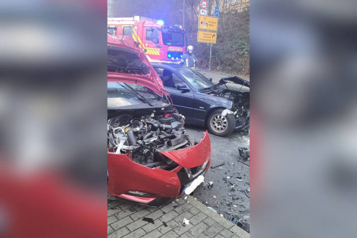 Baum auf Auto, Person auf Balkon und Verkehrsunfall