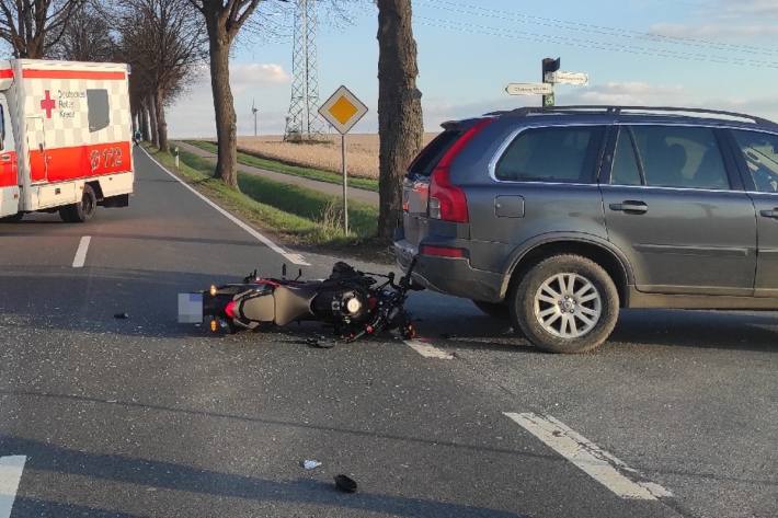 Die Fahrerin hat das Abbiegenden des vorausfahrenden Autos zu spät realisiert.