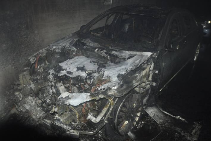 Ein Auto erlitt Totalschaden.