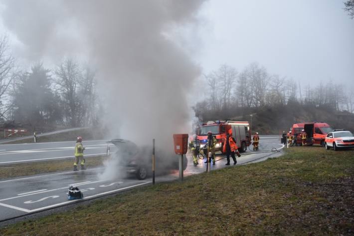 Auto in Vollbrand