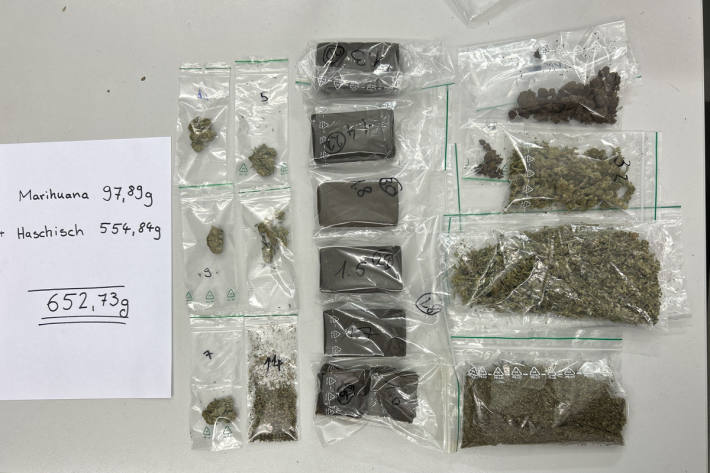 Der der Hausdurchsuchung fanden die Beamten weitere Drogen.