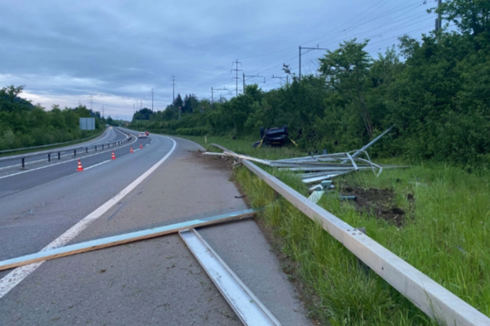 Der Autofahrer wurde erheblich verletzt