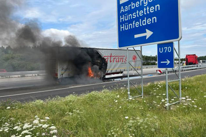 Durch einen geplatzten Reifen geriet der Sattelzug in Brand.