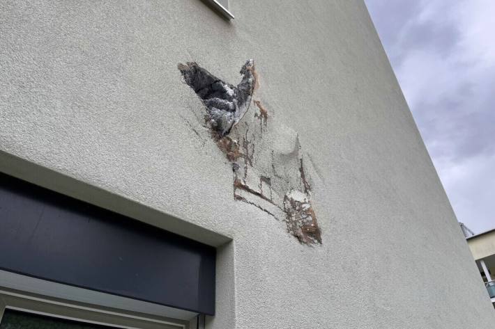 Mit der Hauswand kollidiert 