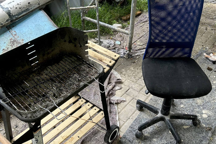 Ein Holzkohlegrill war der Ersatz für eine Küche.