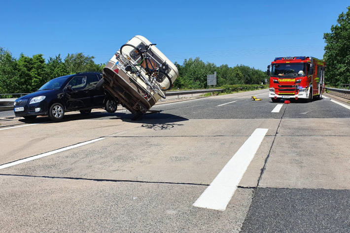 Verkehrsunfall mit einem Wohnwagenanhänger auf der Autobahn A27