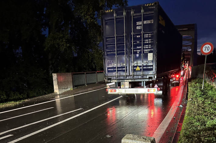 Au dem Tank traten rund 200 Liter Dieseltreibstoff aus