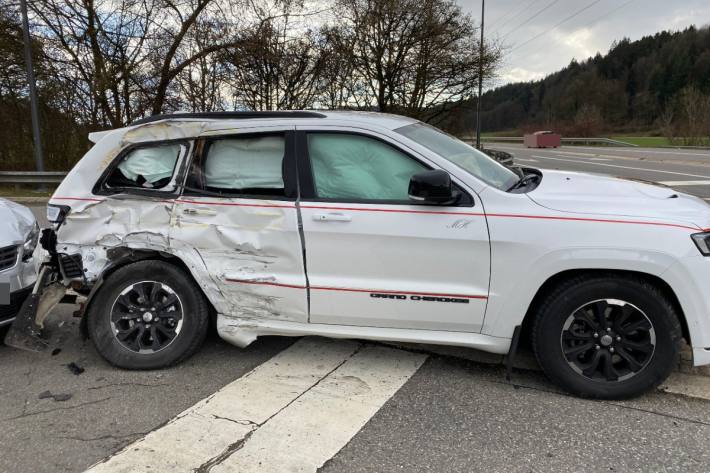 Bei einem Unfall in Schöftland AG gab es grossen Sachschaden.