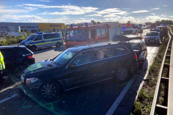 Mehr als 20 Verletzte bei Massenkarambolage auf der A1